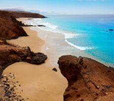 Plajele cu nisip vulcanic: Top 5 destinații