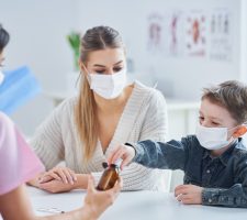 Tehnici de ținut copilul la vaccinare