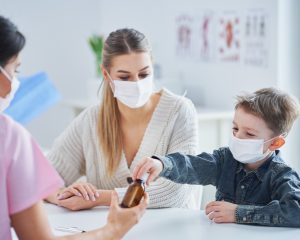 Tehnici de ținut copilul la vaccinare