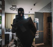 Camerele spion: Situații în care devin indispensabile