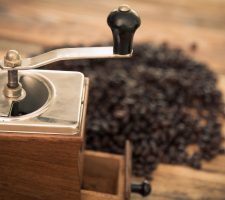 Râșnița de cafea manuală, alegerea potrivită o cafea desăvârșită